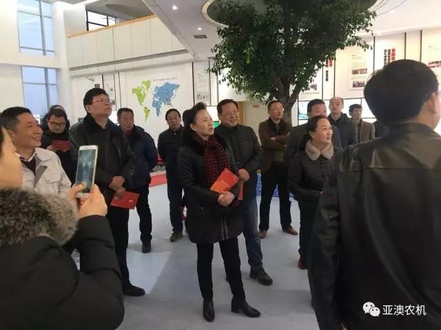 市農(nóng)機(jī)局劉勤局長(zhǎng)觀看亞澳發(fā)展史 市農(nóng)機(jī)局劉勤局長(zhǎng)觀看亞澳發(fā)展史